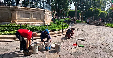 Colocan rejillas y dan mantenimiento al quiosco de Plaza de Armas en Morelia