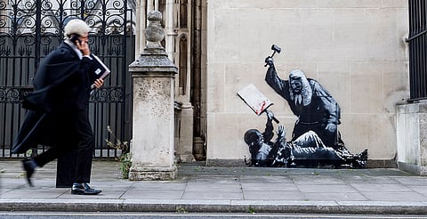 El juez y el manifestante: así es la nueva obra de Banksy en Reino Unido