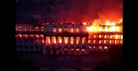 Protestas en Nepal dejan incendios y ataque a residencia de ex mandatario