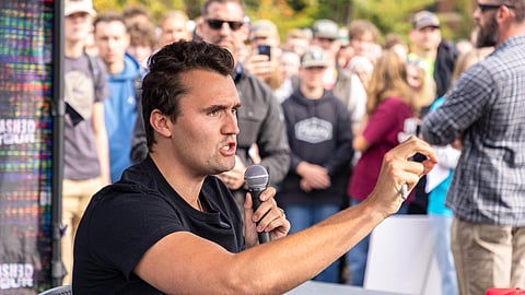 Muere el influencer Charlie Kirk tras ataque, confirma Trump