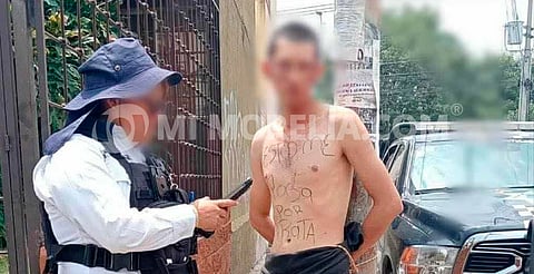 Vecinos amarran a presunto ladrón a poste en Villas del Pedregal