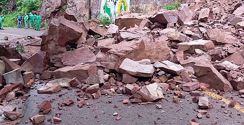 ¡Precaución! Derrumbe cierra paso en tramo Uruapan-Nueva Italia