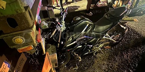 Motociclista se impacta contra tractocamión estacionado en el Libramiento de Morelia