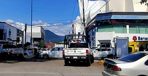 Reporte de sujeto armado en banco de Uruapan genera operativo en la zona