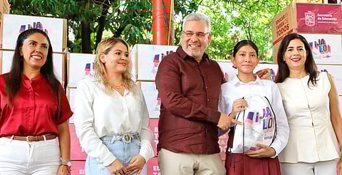 Arranca Bedolla tercera dotación de tenis a estudiantes de secundarias