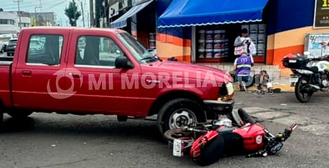 Motociclista lesionado tras choque con camioneta en avenida Siervo de la Nación de Morelia