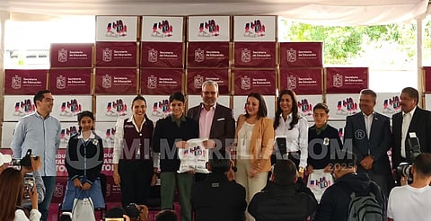 Inicia gobernador de Michoacán entrega de tenis en nivel secundaria en Morelia