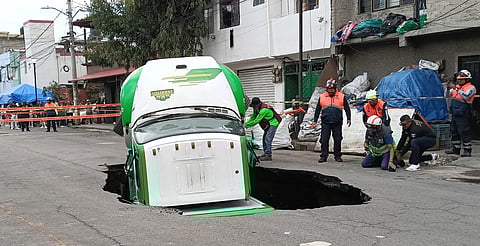 VIDEO: camión cae en socavón de 8 metros en Iztapalapa