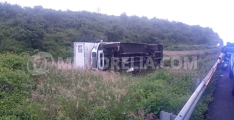 Volcadura de camión Torton causa cierres en la Autopista de Occidente