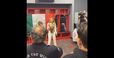 Netflix impide ceremonia y Fey canta el Himno en vestidores del Canelo
