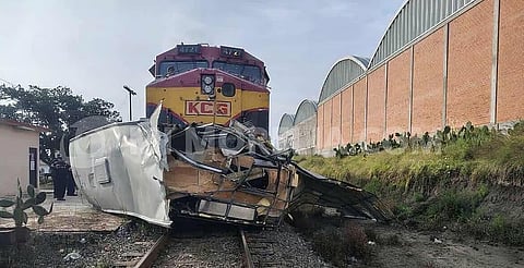 Detienen en Villas del Pedregal a operador del autobús que chocó contra tren en Edomex