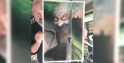 Considerada una de las piezas más influyentes del cómic moderno, fusiona arte surrealista con la oscura psicología de Batman y el Joker