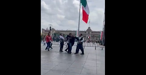 VIDEO: se enfrentan ambulantes y personal de Vía Pública previo al Grito en CDMX