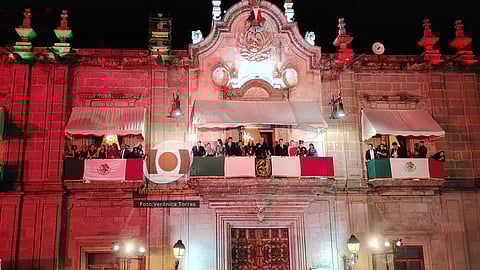 Miles de michoacanos dan el Grito de Independencia en Morelia; mujeres el mensaje