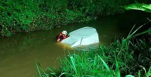 Auto cae al río en Morelia; rescatan a conductor ileso