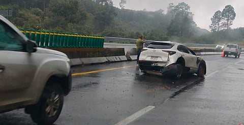 Choca contra muro en la Siglo XXI