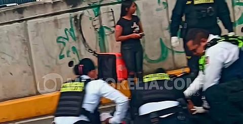 Repartidor de comida derrapa en moto y queda herido en libramiento de Morelia