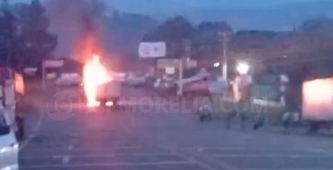 Reportan incendio de camión utilizado en bloqueo por familiares de jóvenes desaparecidos en Peribán