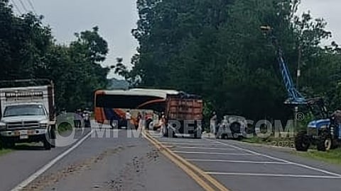 Habitantes de Capacuaro bloquean carretera tras aseguramiento de madera ilegal