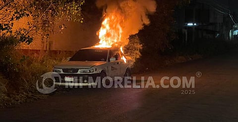 Mientras dormías: arde taxi en la colonia Nueva Valladolid, Morelia