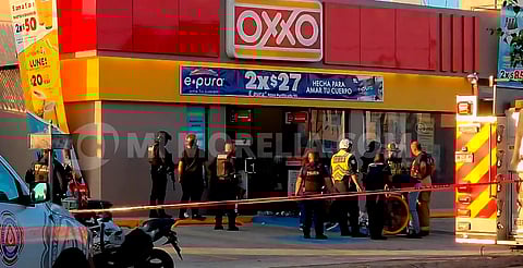 Sujetos queman Oxxo en Zamora; fuego causa daños menores
