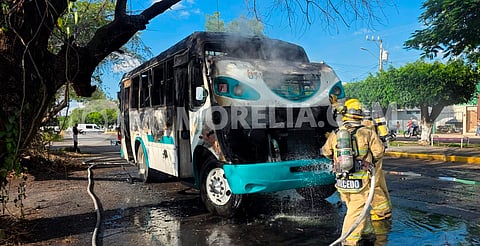 Camión de pasajeros se incendia en Zamora; hay dos versiones de cómo se originó