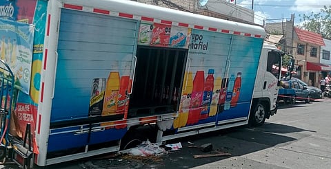 ¡Otro más! Camión cae en socavón en alcaldía Gustavo A. Madero; no hubo heridos