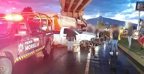 Camioneta se sale del camino y derriba poste en el Libramiento Norte de Morelia