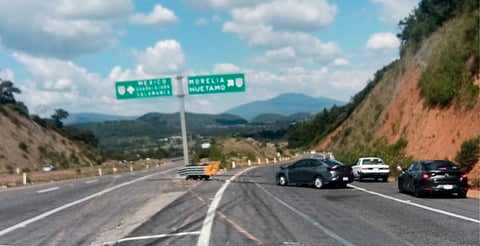 Auto choca contra barrera en la Siglo XXI