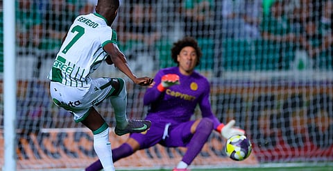 Memo Ochoa sufre goleada 5-0 en su debut en Chipre