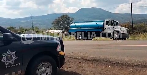 Sujetos armados intentan bloquear la Morelia-Quiroga con quema de pipa