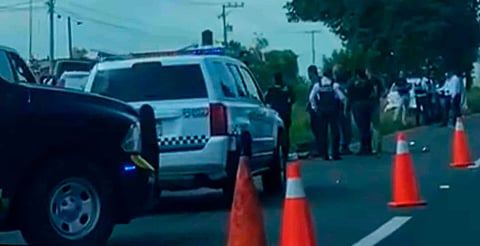 Choca camioneta de la FGE y taxi sobre la Morelia-Pátzcuaro; hay dos heridos