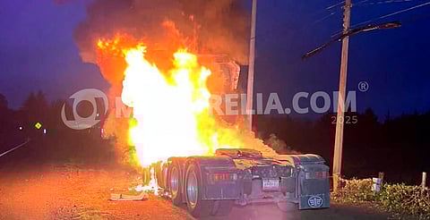 Bomberos de Pátzcuaro combaten incendio de tractocamión