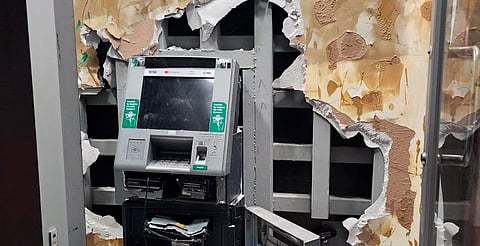 Destrozan cajero de Banco Azteca para intentar robar efectivo, en Huandacareo, Michoacán