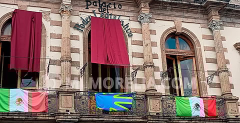 Congreso de Michoacán honra a la comunidad sorda con la colocación de su bandera en Palacio Legislativo