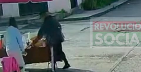 VIDEO: sujeto roba bolsa a joven panadera en calle de Morelia