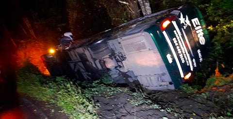 Autobús ruta Altamirano-Morelia vuelca con 20 pasajeros; buscan a familiares de heridos
