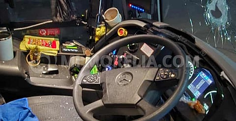 Apedrean autobús durante intento de asalto, en Buenavista Tomatlán
