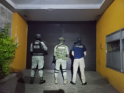 Asegura FGE 904 dosis de narcótico y equipo táctico durante cateo realizado en Morelia; hay dos personas detenidas