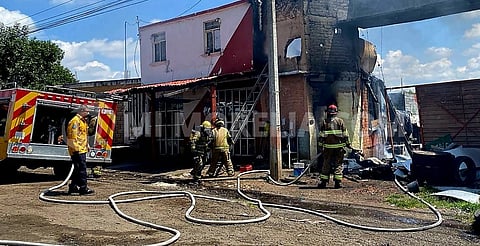 Sujeto drogado le prende fuego a inmueble a un costado de la carretera Morelia – Pátzcuaro