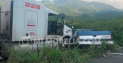 Michoacán: camión de carga impacta contra camioneta en la autopista Siglo XXI