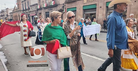 El rebozo sale a las calles; organizan caminata para devolverle su identidad