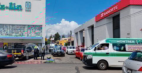 A mano armada, roban $100 mil a cuentahabiente saliendo de banco, en Morelia