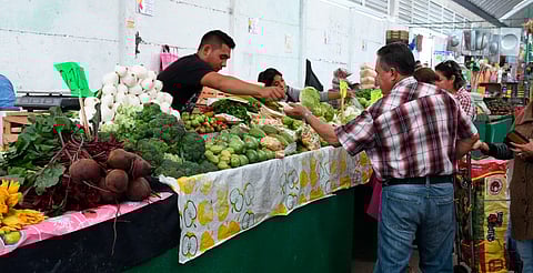 Baja participación laboral en México; informalidad sigue al alza: Inegi