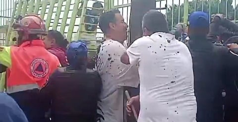 Vecinos furiosos lanzan lodo y gritos contra alcaldesa de Iztapalapa