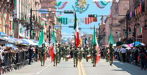 Encabeza Bedolla desfile cívico militar en honor a Morelos
