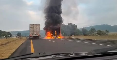 Se incendia tráiler en la autopista de Occidente