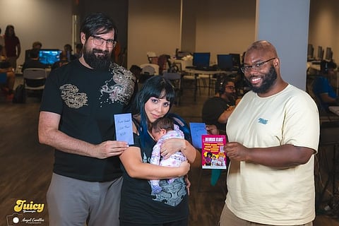 Joven madre gana torneo de Mortal Kombat XL con su bebé en brazos
