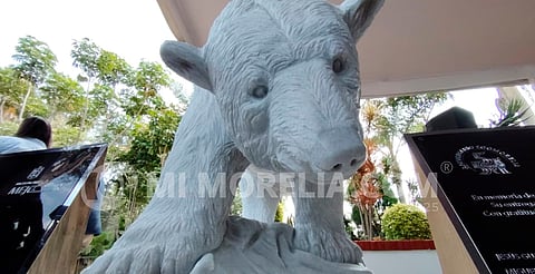Develan estatua de osa Yupik en el zoológico de Morelia