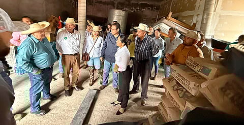 Sader entrega más de 100 toneladas de cemento en Tacámbaro